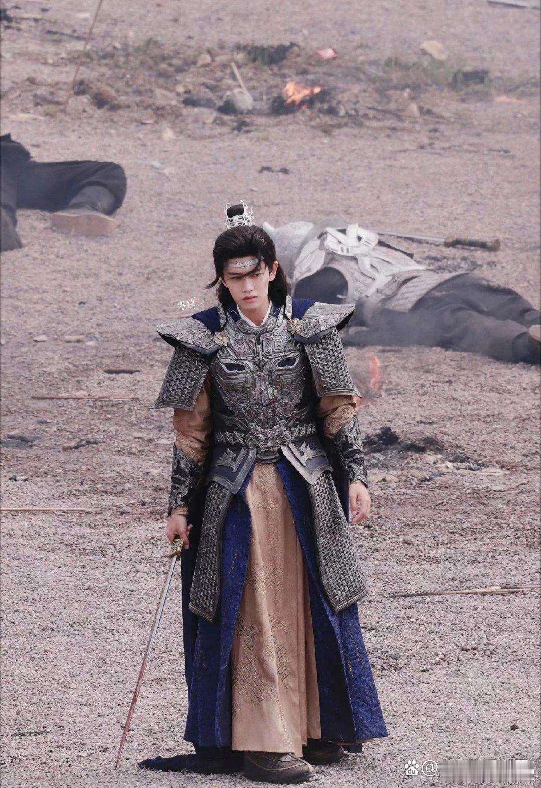 任嘉伦铠甲上的洞，导演说是给美女插刀的，这创意也太吸引人了吧。 ​​​