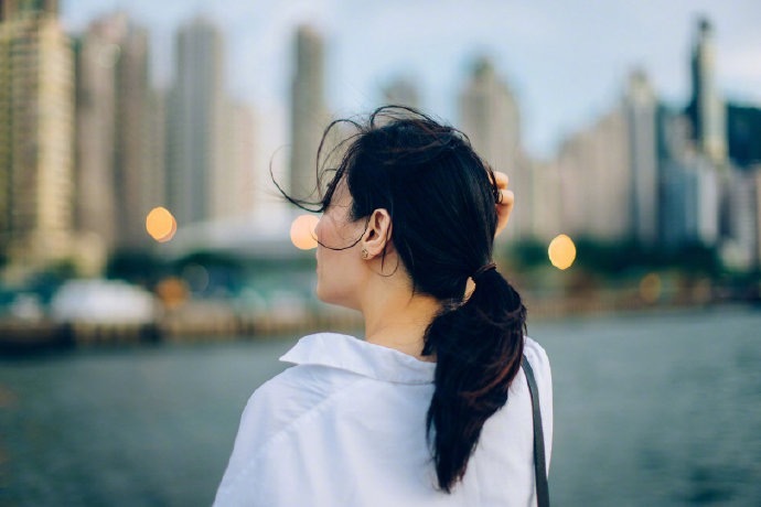 “当你无数次想放弃他时，而你的心却一直都在选择他。一个人最掉价的行为，就是看穿了
