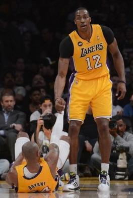 【曝魔兽曾在湖人更衣室哭泣 他嫉妒科比待遇更好】北京时间11月8日，湖人将在休斯