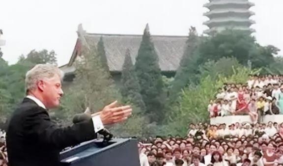 若是当年没有克林顿的一再坚持，中国加入世贸可能会更为艰难！98年克林顿访华其中一