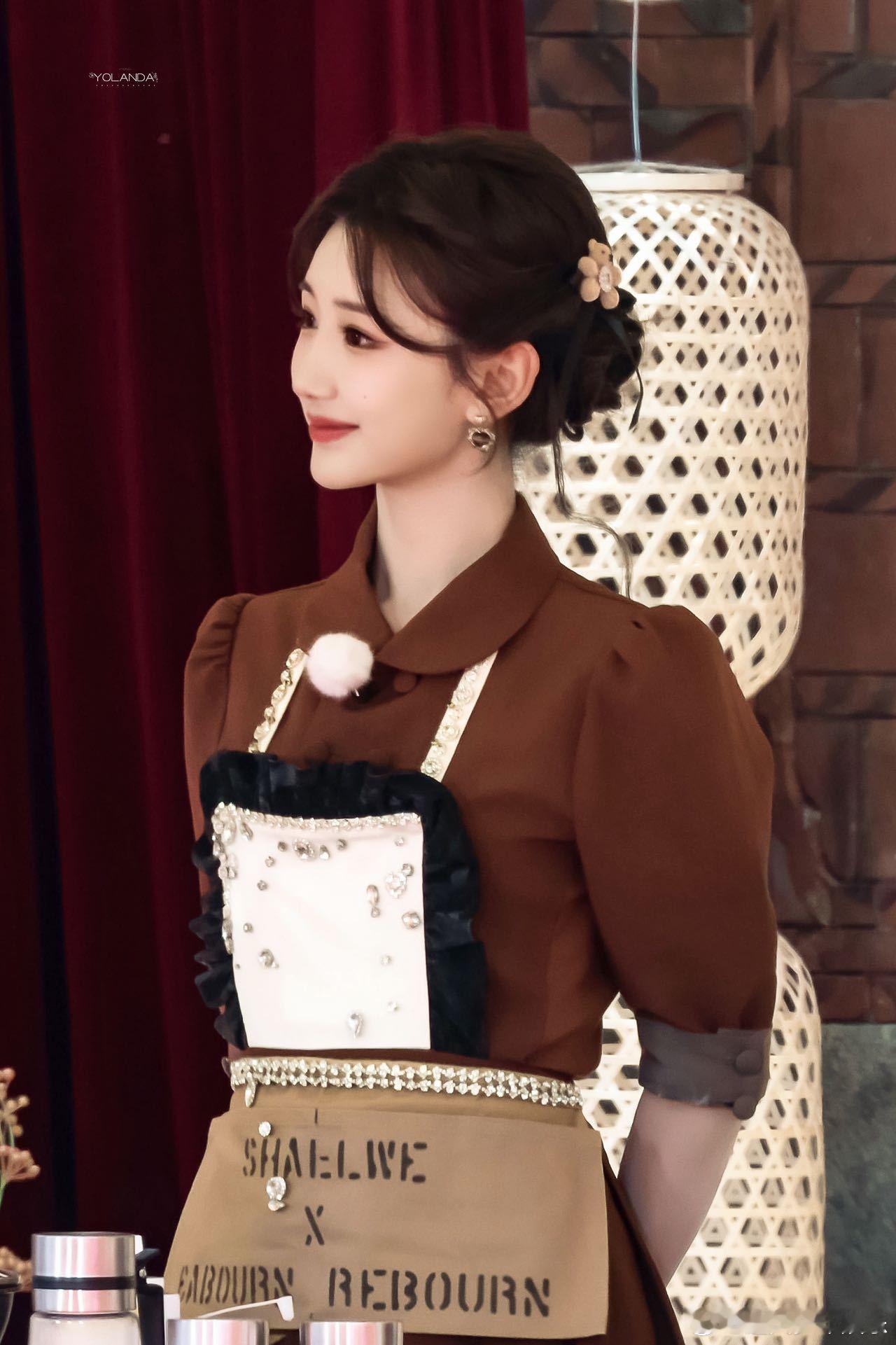 毛晓彤跑男厨娘造型甜度超标 她的低挽发丝搭配深棕厨娘装，创造出一种恬静的美，毛晓
