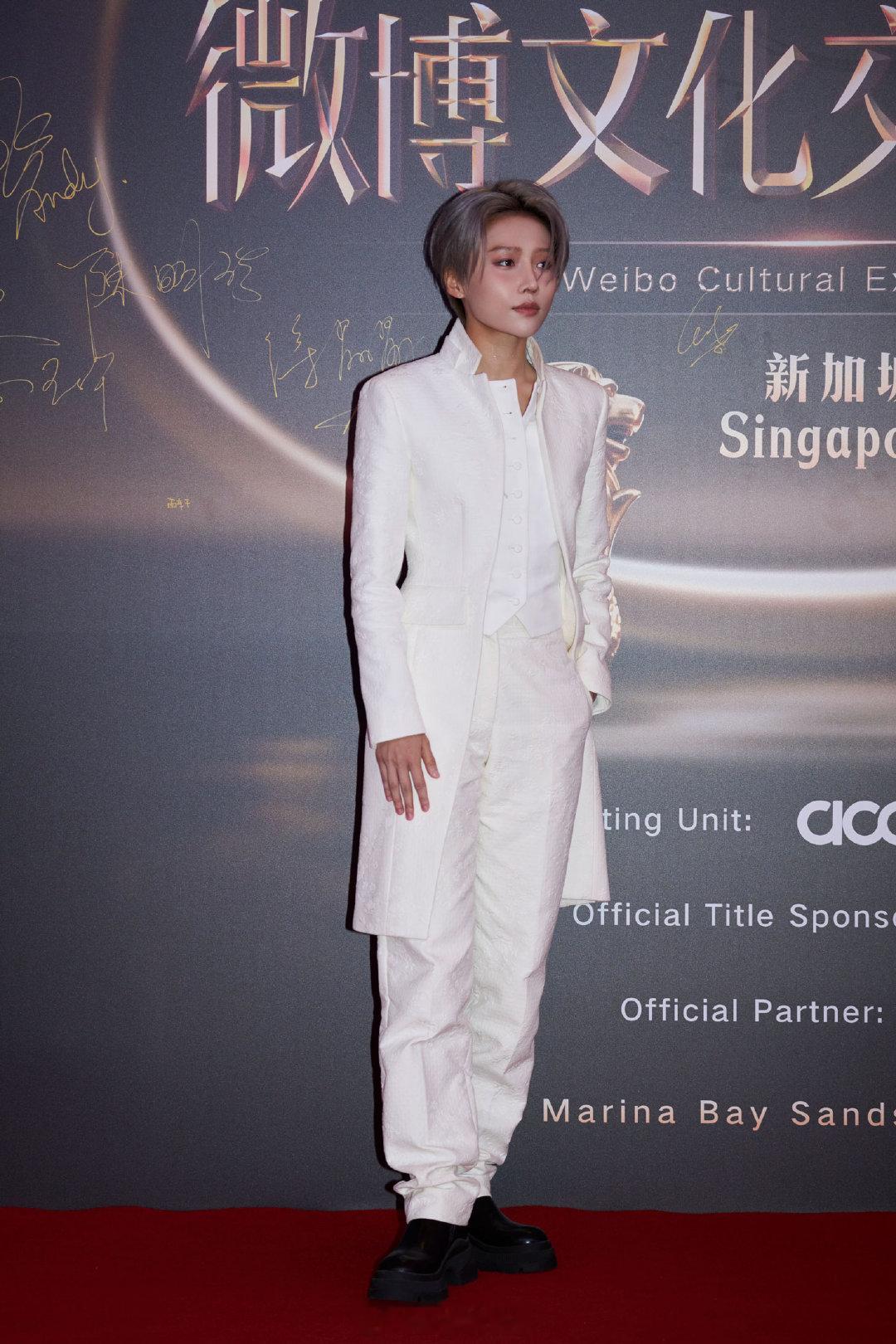 谁能拒绝刘雨昕的矜贵穿搭！长款外套+同色系内搭，简约中藏着巧思，文化交流之夜的她