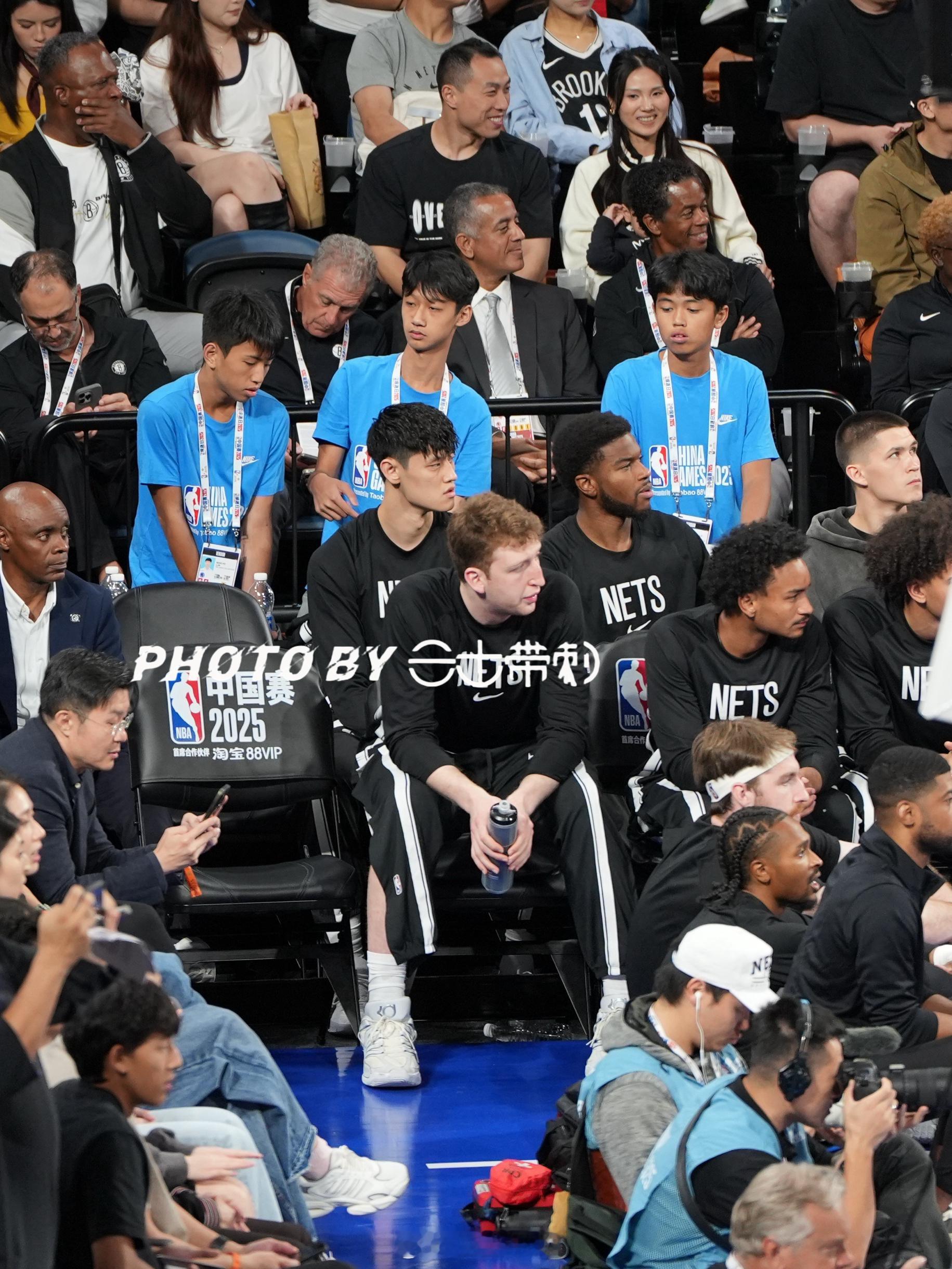 篮网vs太阳nba中国赛2025 小曾上半场始终在替补席等待，有球迷在喊他，他也