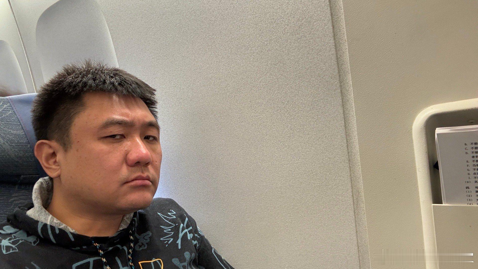 之前开开心心选了个应急出口靠窗！靠窗！！靠窗！！！上飞机一看，窗呢？窗呢？？窗呢