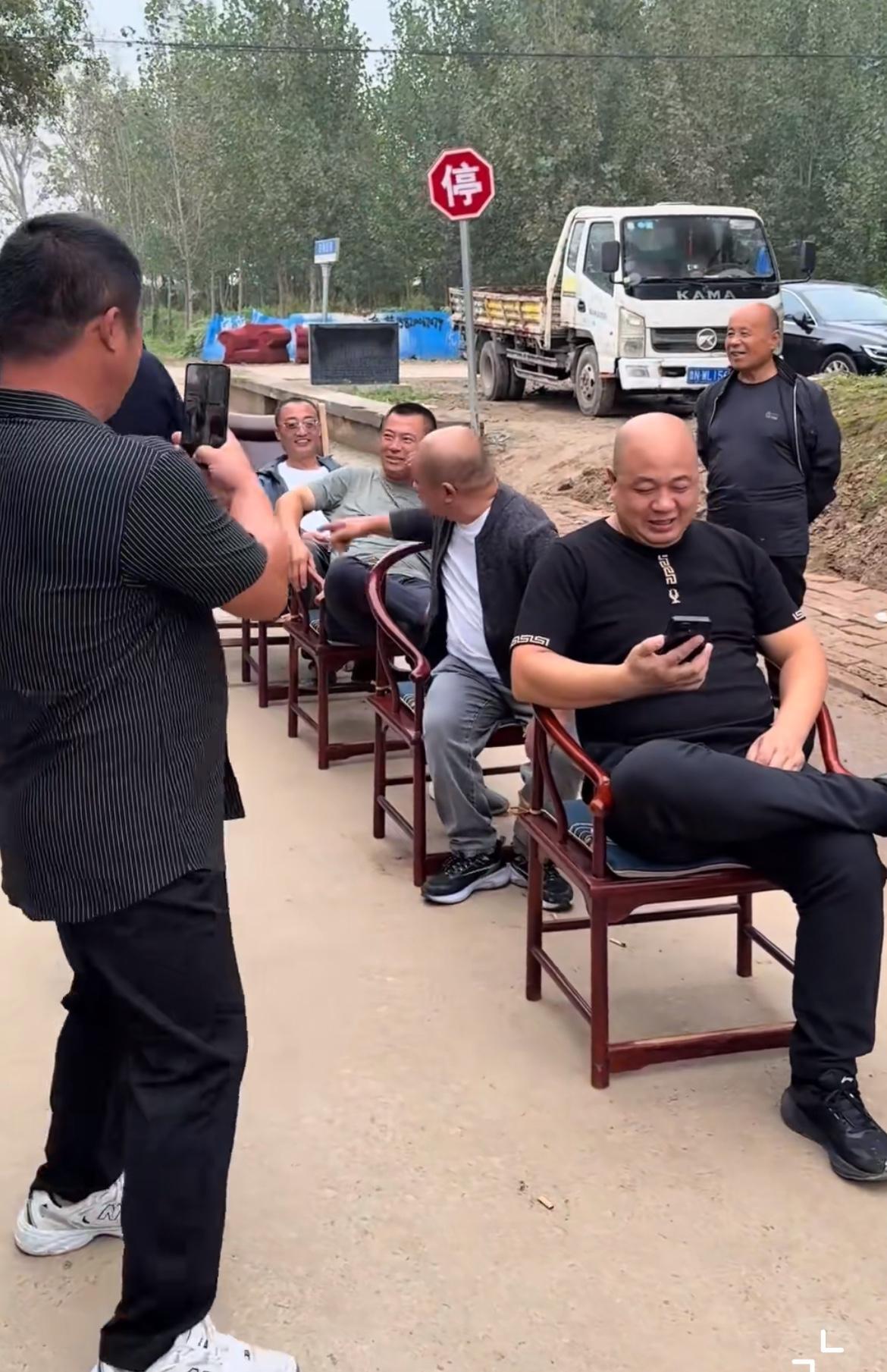 一群农村中年人列队门前，阻拦婚车讨要喜钱，事发山东某地农村，车牌号鲁N。以往都是