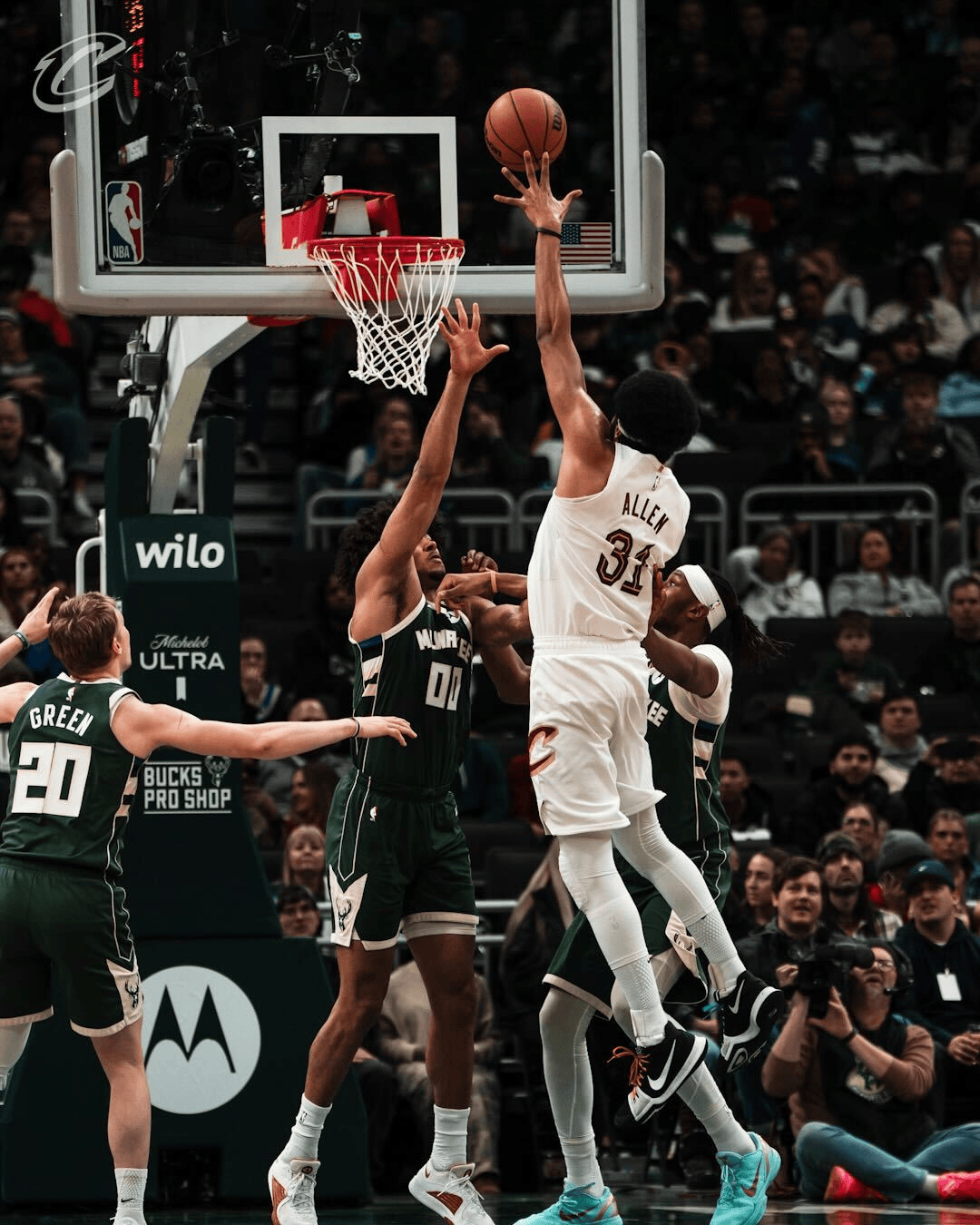 贾勒特-阿伦9中7砍下16分10篮板，骑士半场63-62领先雄鹿