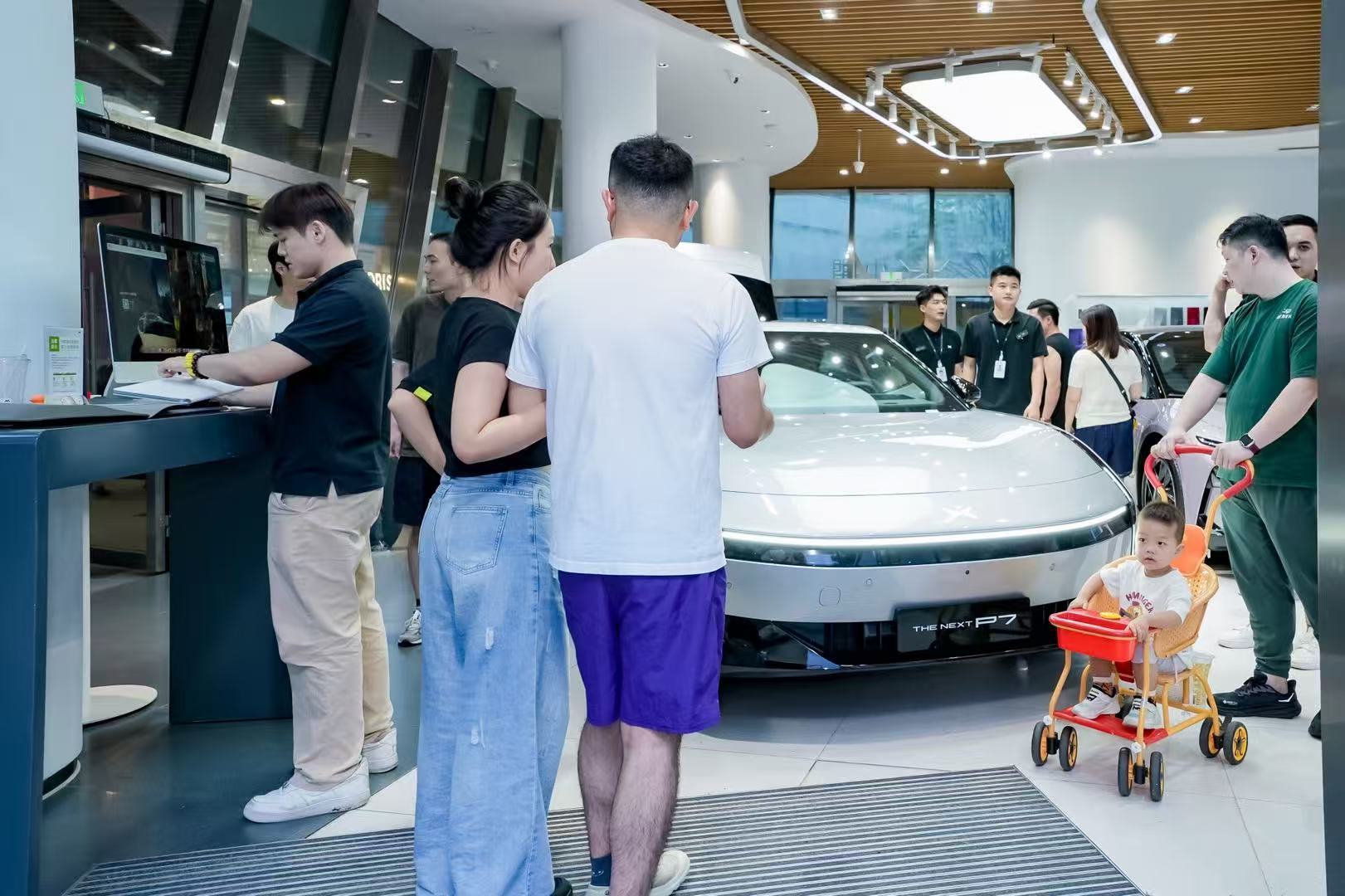 上市首个周末，小鹏汽车门店彻底火出圈了！全国各家门店人从众叕… 挤满了前来试驾的