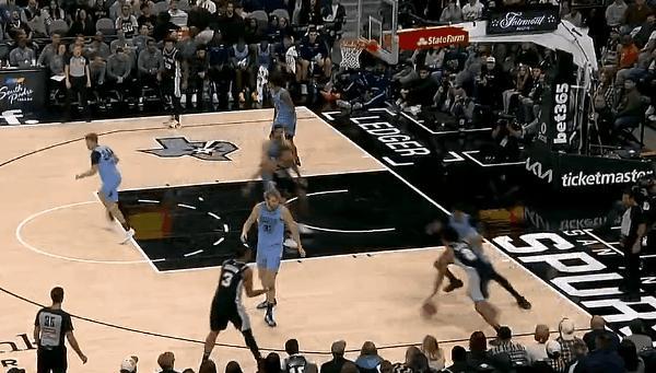 马刺126-119力克灰熊
巴恩斯7记三分砍下31分，福克斯29分
扎克伊迪大号