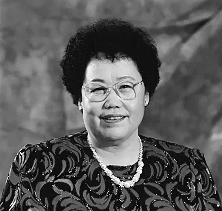 陈丽华曾立遗嘱：儿女每人100亿，余下归“唐僧”老公！
迟重瑞说，她走之前，把身