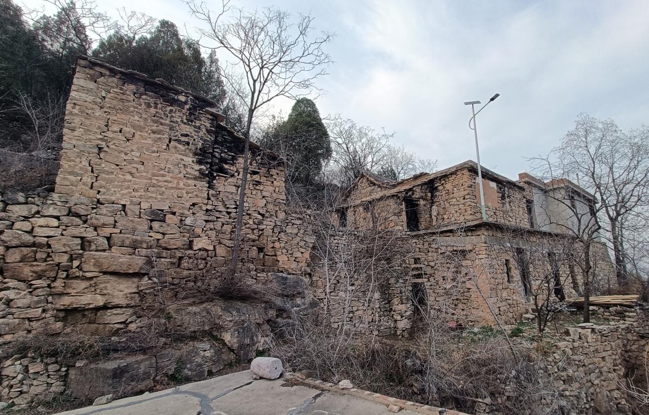 山顶惊现一座石头村，山崖石壁刻有神秘文字。
小山村名为白草岭，坐落于河北涉县更乐