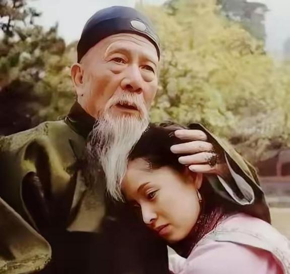 1881年，71岁的左宗棠娶了17岁的章怡为妾。洞房花烛夜，章怡解开衣扣，脱下衣