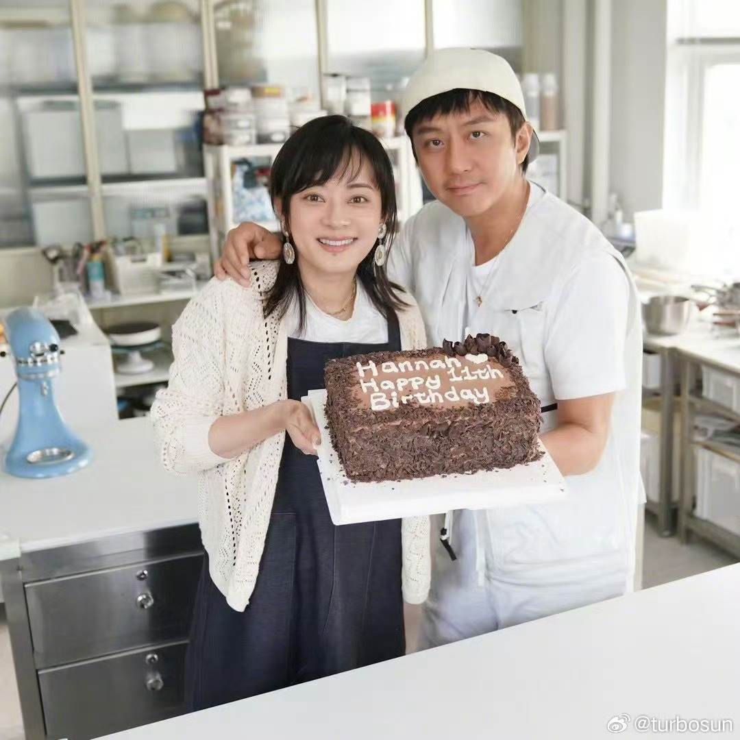 邓超孙俪亲手做蛋糕为小花妹妹庆生了邓超孙俪做蛋糕为小花庆生邓超孙俪给小花做庆生蛋