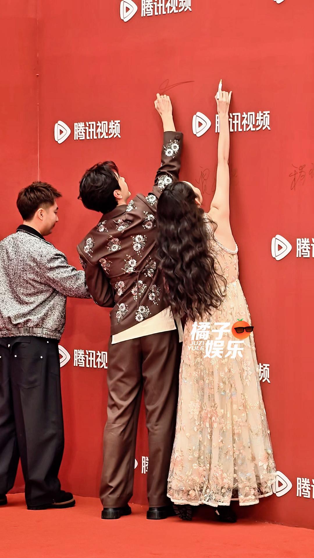陈星旭王玉雯这俩人完全幼稚鬼！！在红毯上比谁签名高了陈星旭王玉雯比谁签名高腾讯视