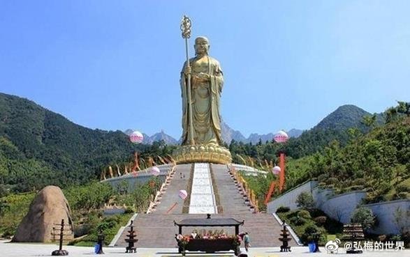 地藏菩萨妙难伦，化现金容处处分。三途六道闻妙法，四生十类蒙慈恩。明珠照彻天堂路，