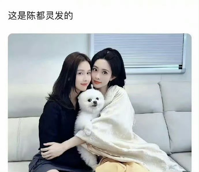 孟子义和陈都灵分别发的合照，一个主动一个被动