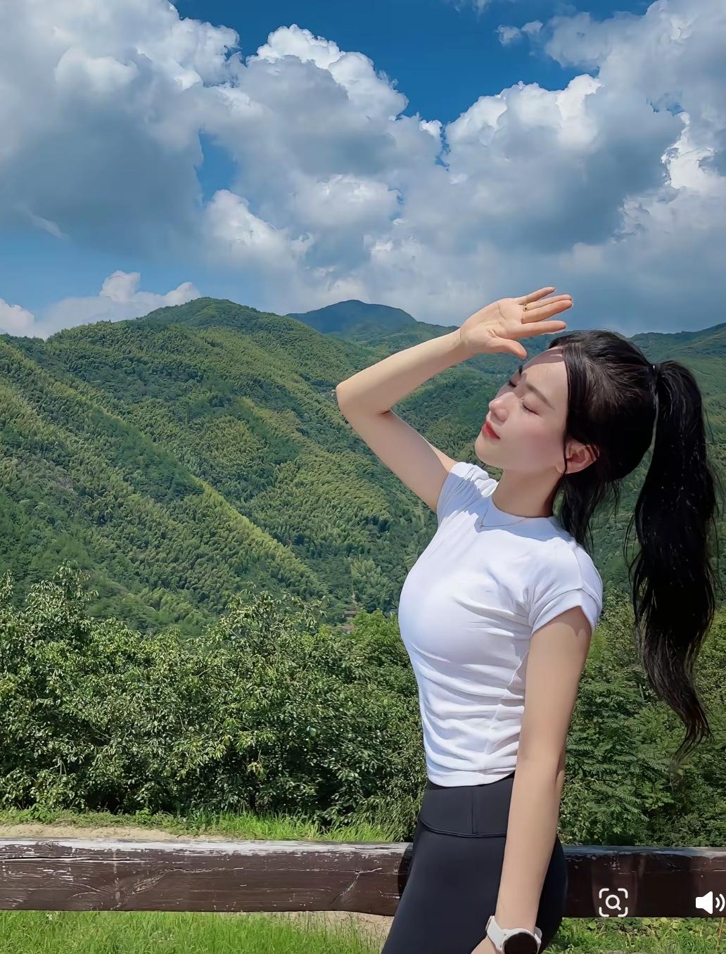 我难过的时候，就喜欢一个人待着，听听歌，或者去楼下散散步。不想说话，也不想硬撑，