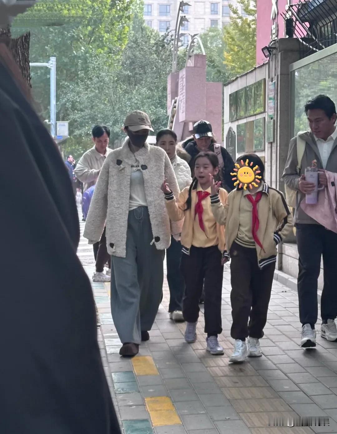 董璇和妈妈去接小酒窝放学，董璇穿着宽松，一件外套配阔腿裤，小酒窝一边走一边和妈妈