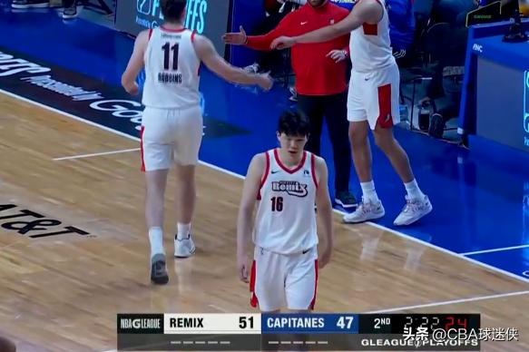 别搞啊！这看得我心里一紧😭
发展联盟比赛打着打着，杨瀚森连续几个回合都在捂腹部