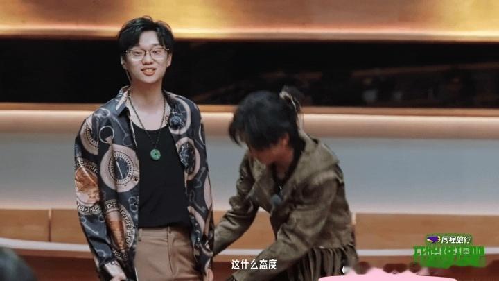 丁程鑫吃瓜吃到自己身上丁程鑫搜李飞的身开始推理吧新人亮相就带来不少欢乐瞬间，沉浸