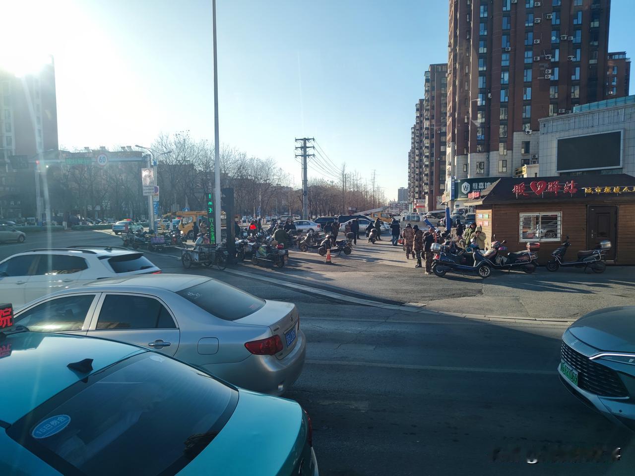 现在对于打工人最火热的话题无非就是人一旦过了35一定会被裁员，离开你舒适的生活区