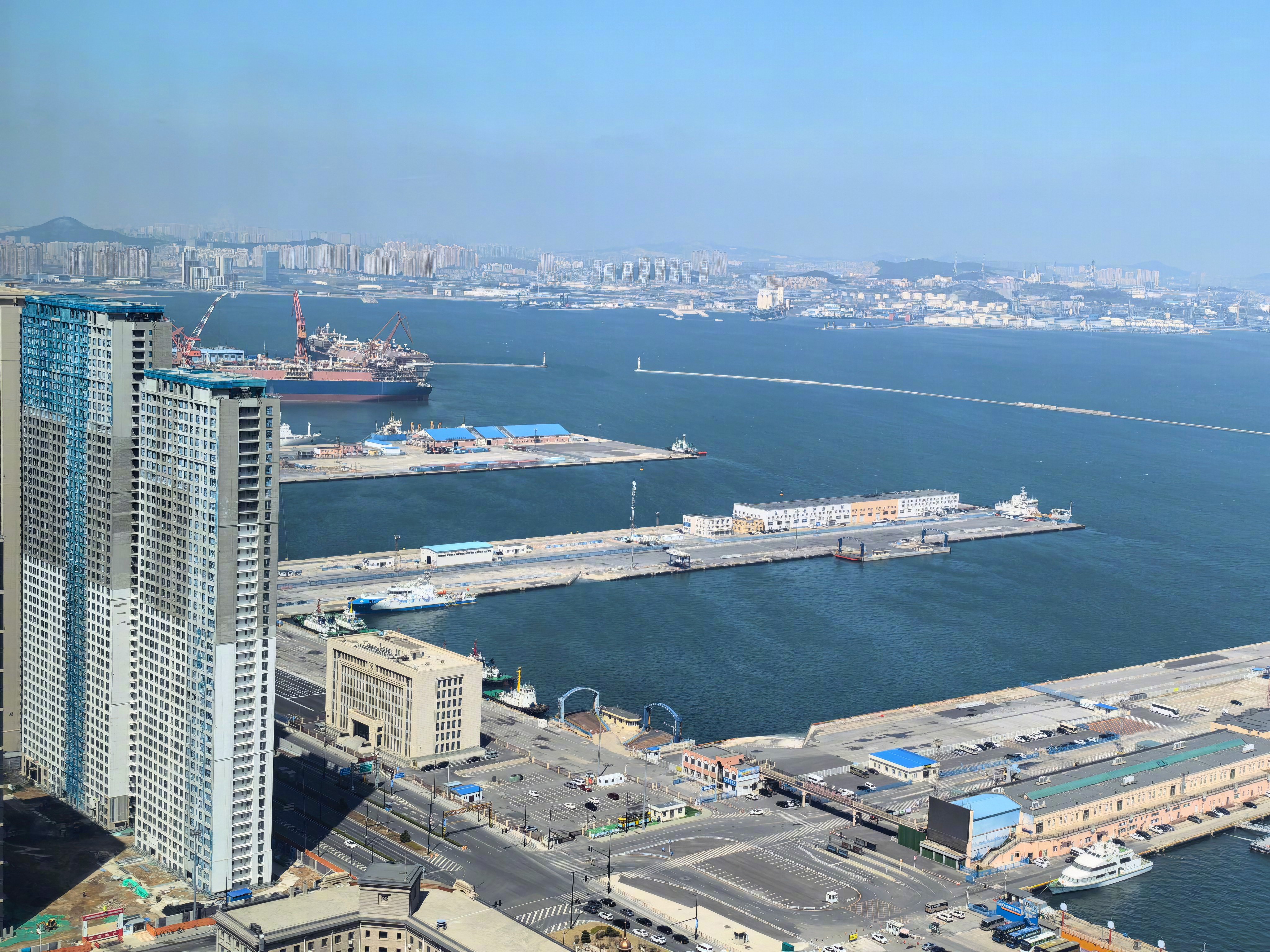 我大连楼下就是世界最著名的美国达利安造船厂，我一会儿是不是找找哪能看到004、还