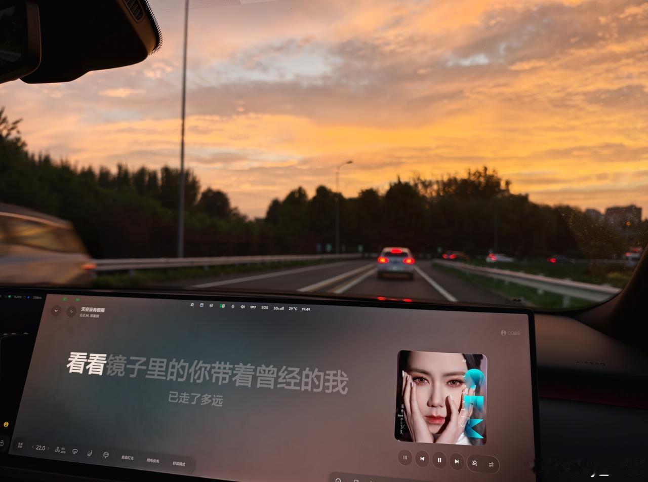我觉得有辆自己的车，确实能给生活带来不少幸福感。

每天上下班，它可以是属于自己