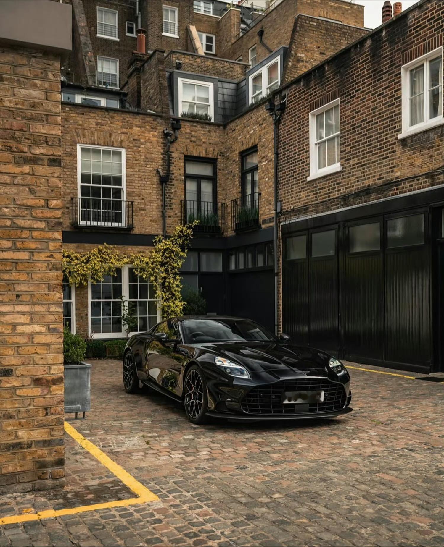 Aston Martin Vanquish 