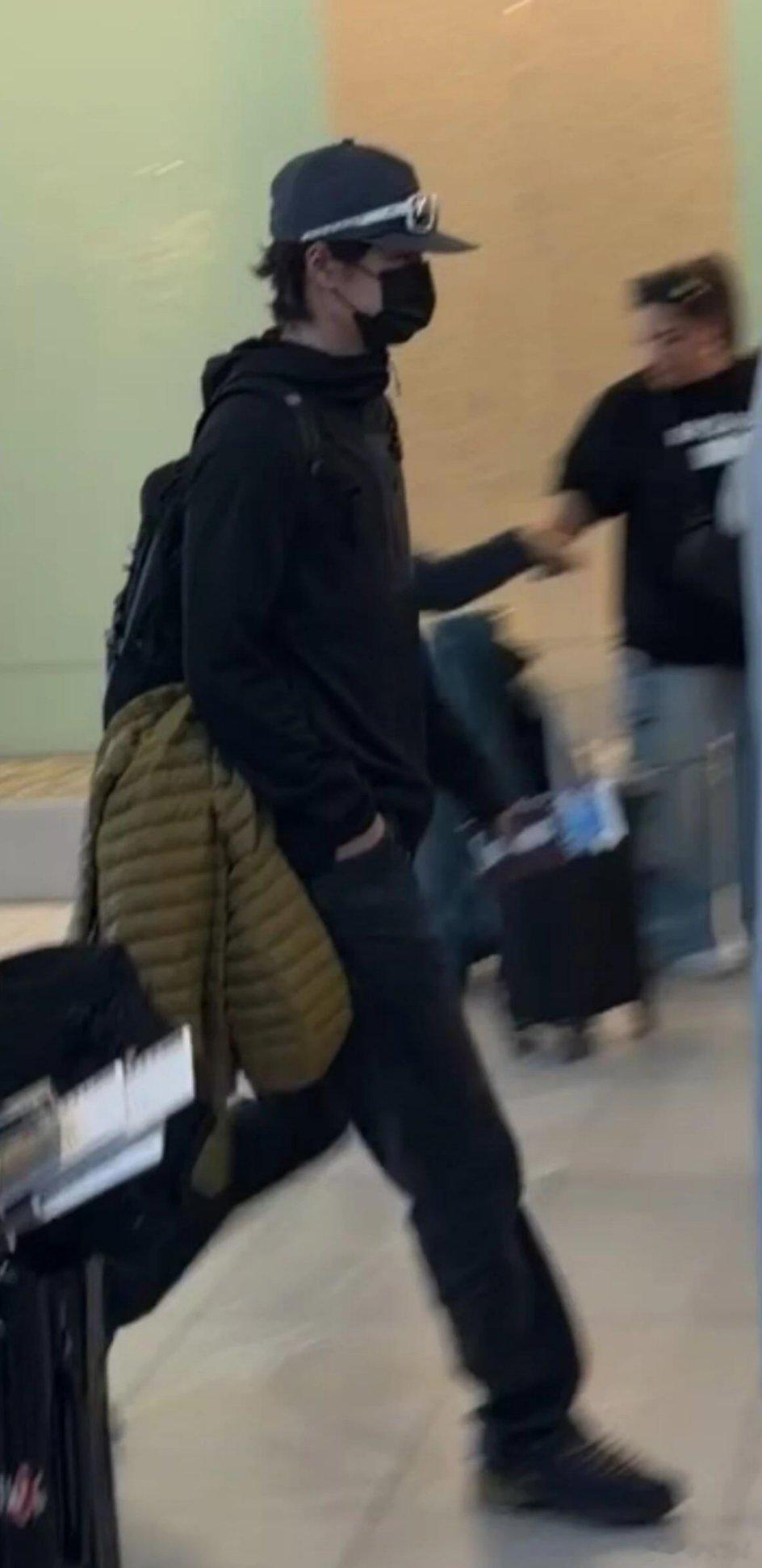 啊啊啊啊少爷回国！好潮好帅一男的 王一博 结合:  ​​​