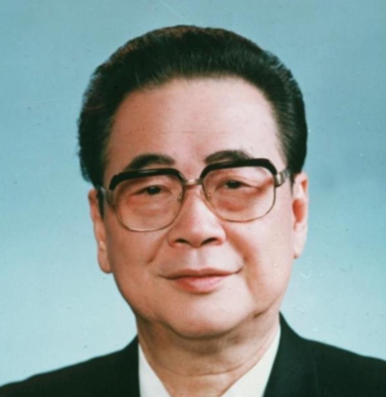 1992年7月18日中午12时15分，天津海河两岸的船只齐声拉响汽笛，送别一位伟