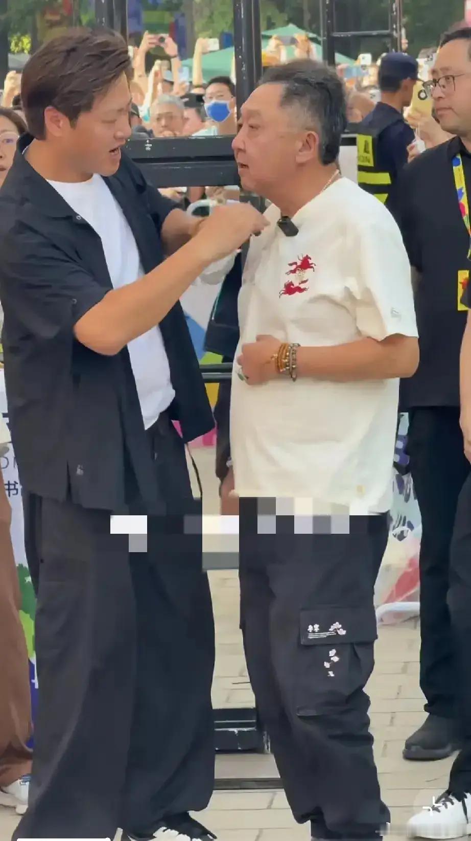 于谦现身地坛书市，白T黑裤配大金链，60岁潮叔范儿十足！ ​​​