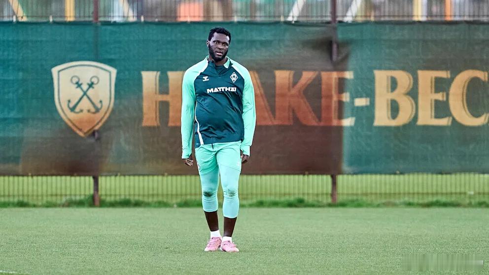 博尼费斯虽然比预期更早回到训练场，但也带着比受伤前多了近10公斤的体重。就连球形