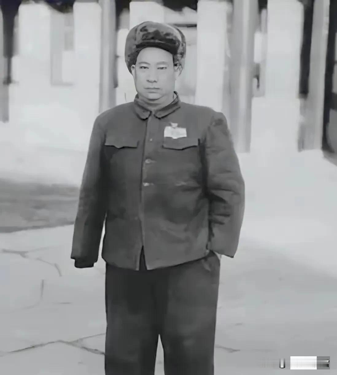 1937年雁门关伏击战中，贺炳炎目睹了一名八路军士兵被一个不满五尺的日本兵一刺刀