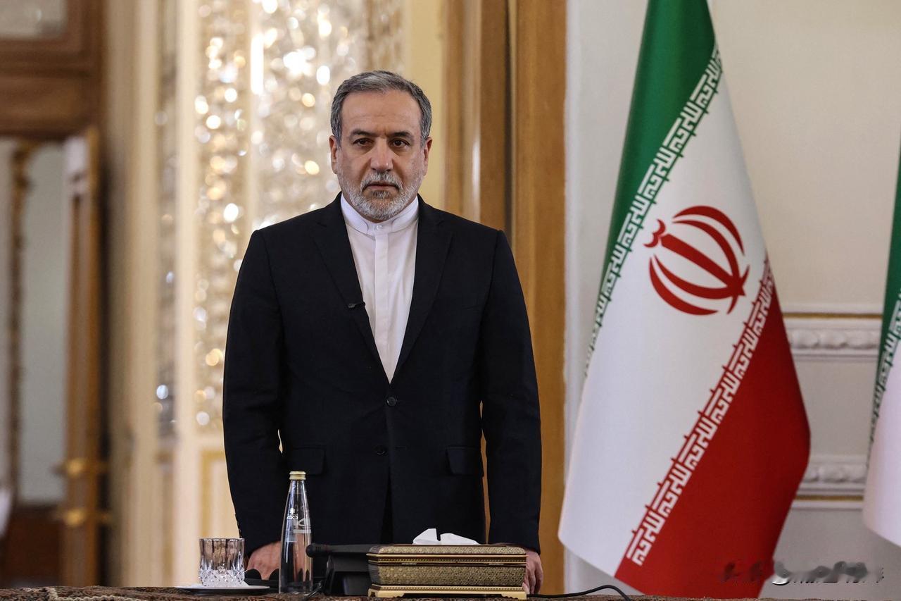 最新消息：伊朗外长阿巴斯·阿拉格奇表示：

“伊朗以清醒的头脑，带着对过去一年的