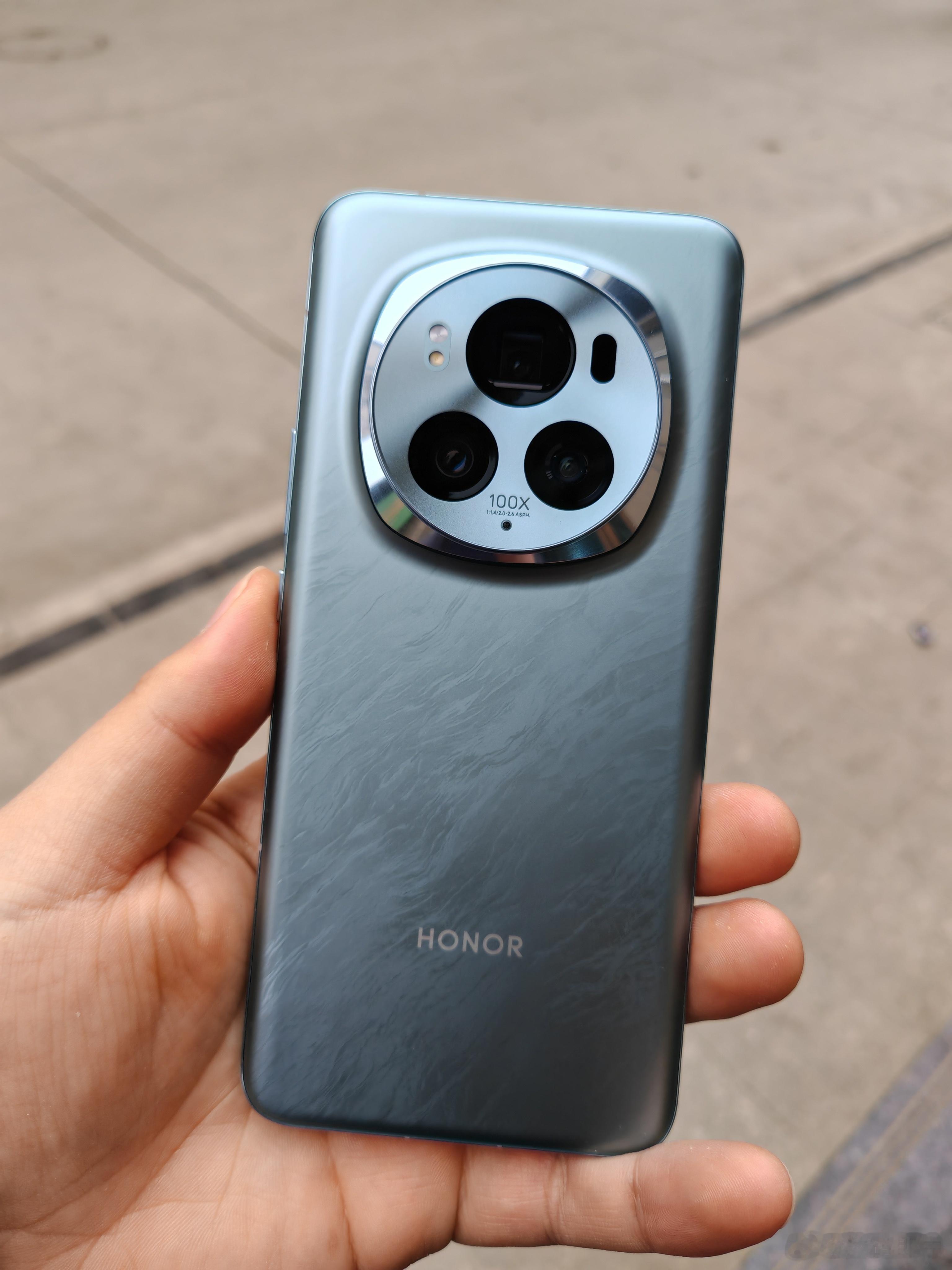 用上了！用上了，Magic6 Pro 1TB[doge]荣耀的卫星通信直接点开就