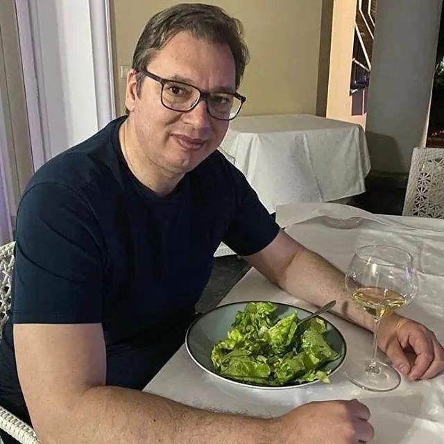 武契奇绿色食物吃得健康，身边常有佳人作伴，他这日子过得美好又幸福。