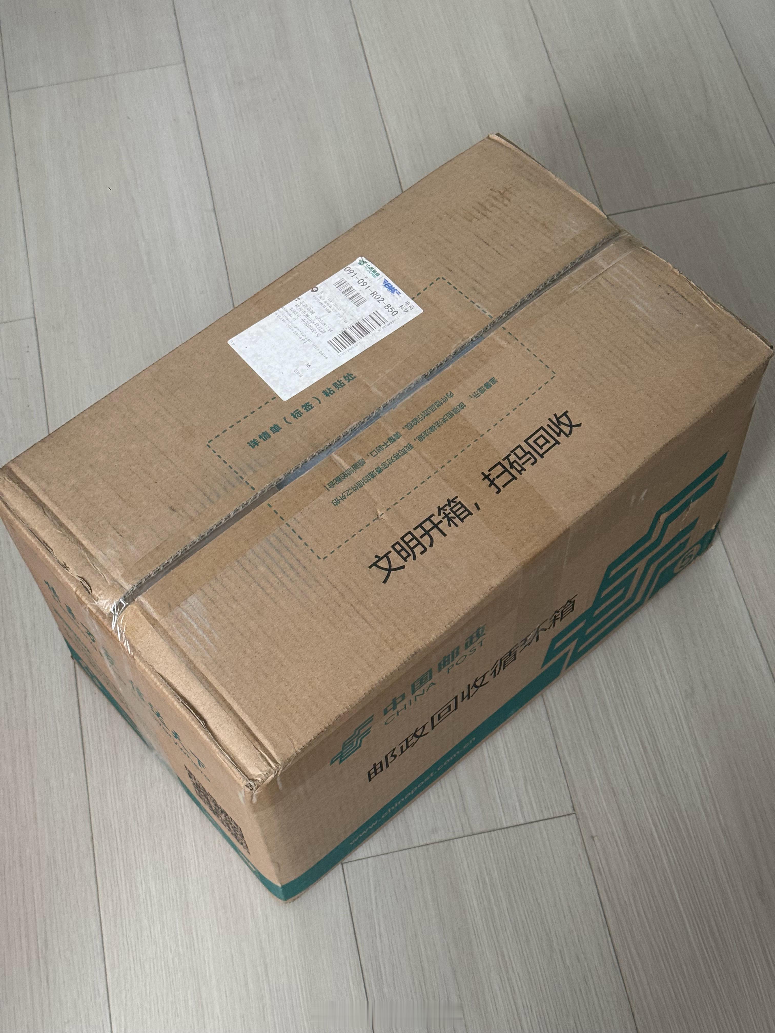 什么车模得用这么大的快递盒？这不大材小用么？拆开一看，原来是D19限量收藏款得合
