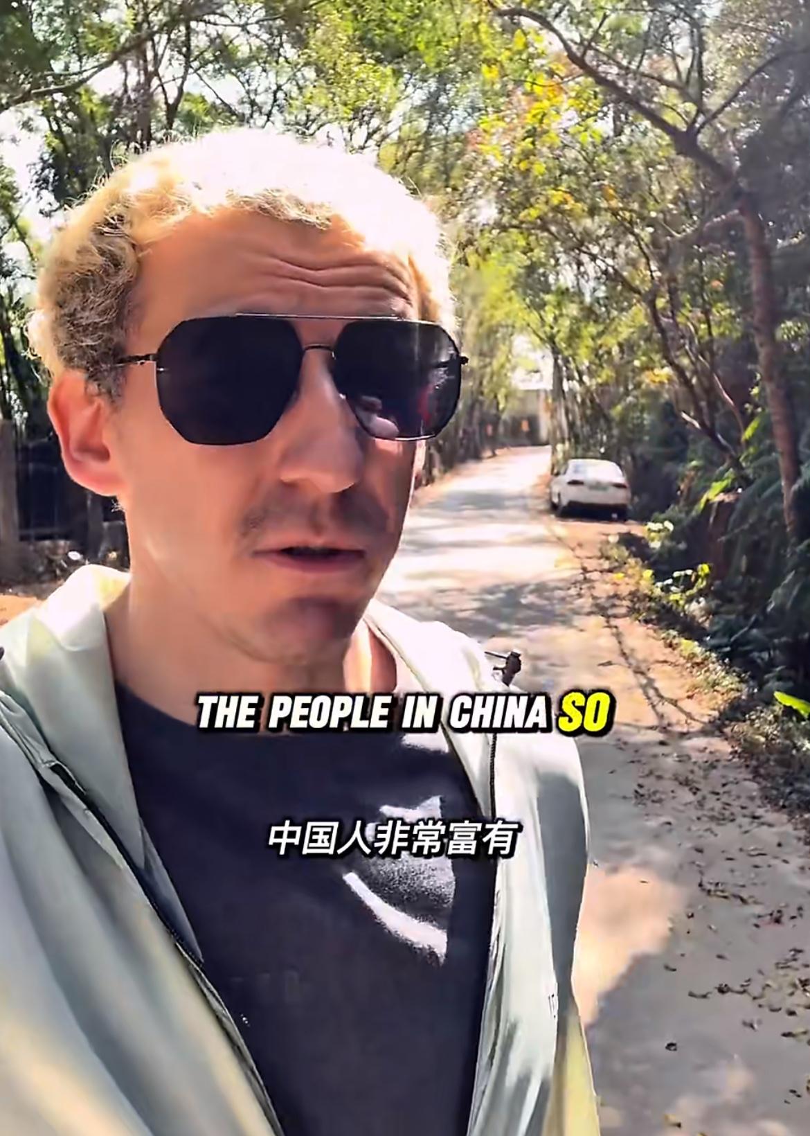 外国博主在路边看到很多废弃的汽车，他感叹中国人真的太有钱了，旧的车都不屑于去卖掉