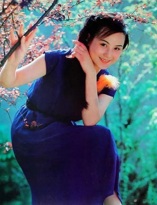 美丽的“胭脂”姑娘一朱碧云时装图（二）