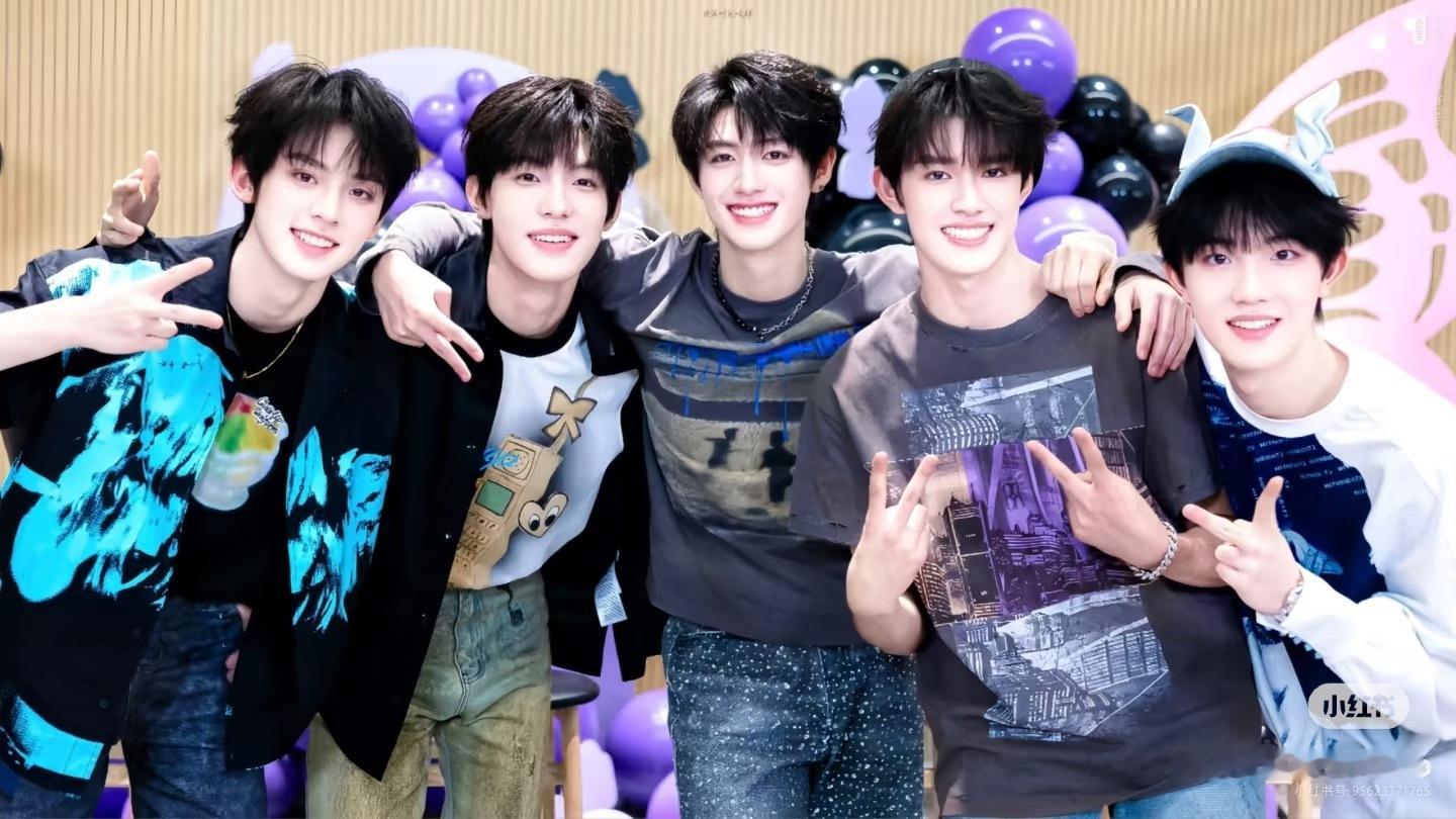 登陆少年演唱会开场直拍登陆少年团太火了，演唱会也很火！ 