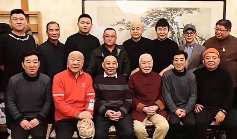 【著名相声大师王文林现身聚会，退出德云社之后籍籍无名，你怎么看？】
今日，著名相