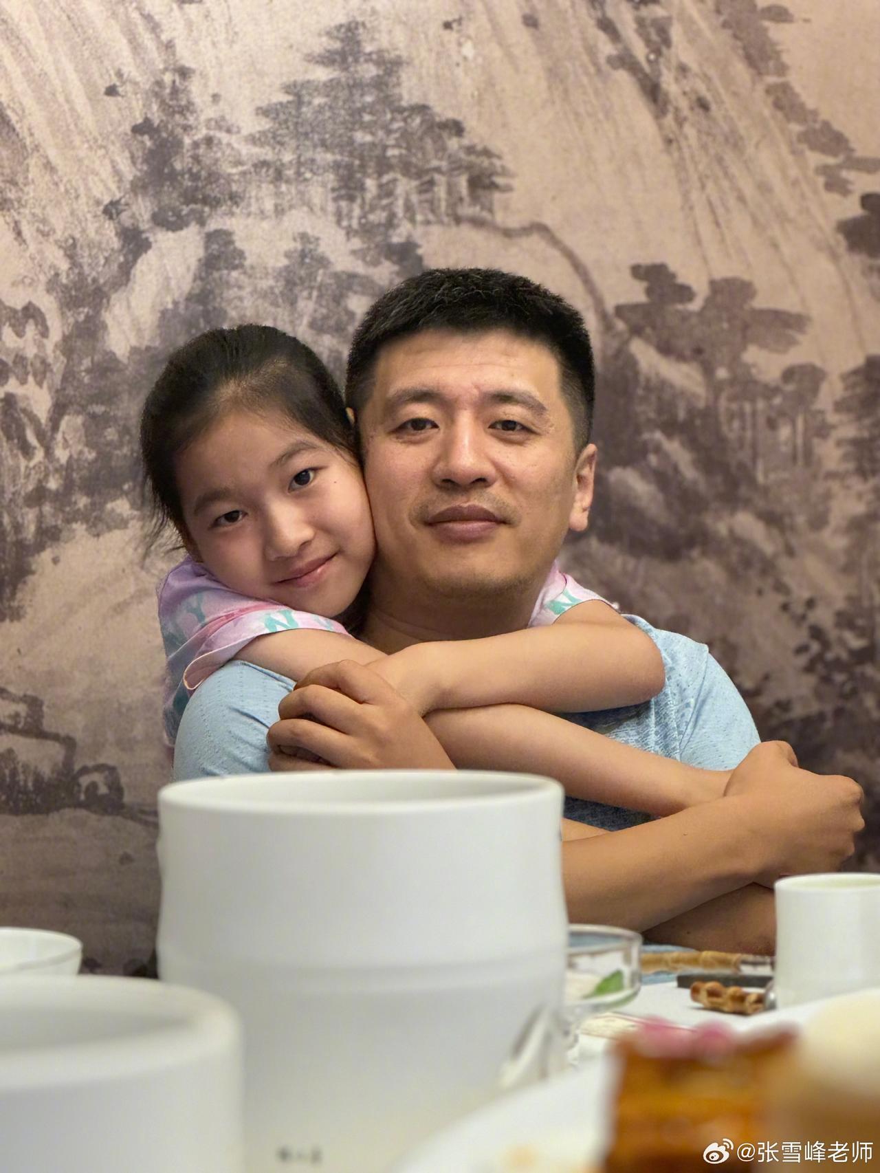 张雪峰去世两天后，女儿终于发声了，真的让人感到难过和泪目。
24号，张雪峰因心源