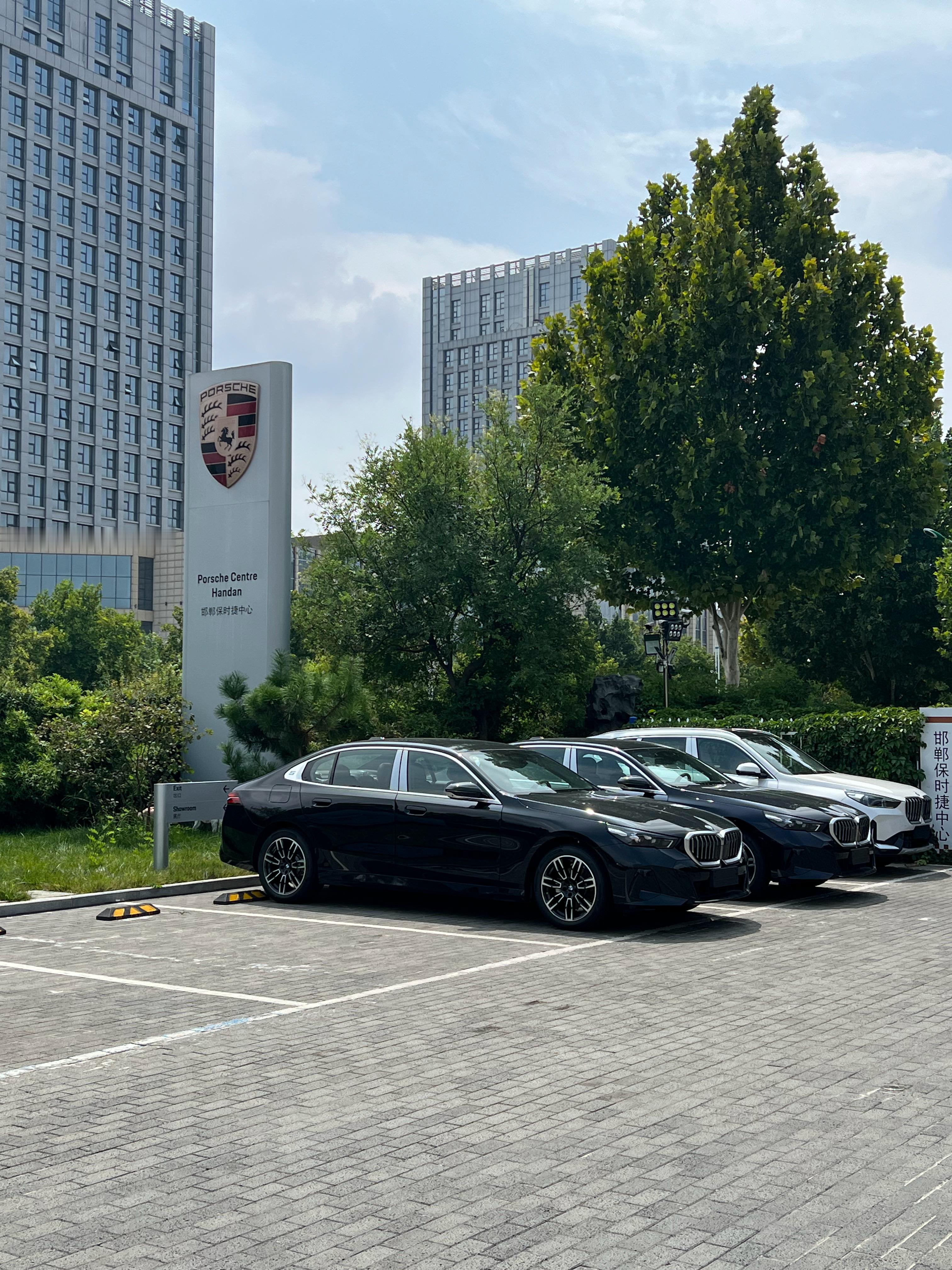 来保时捷溜达溜达，结果一进门，去啊都是BMW我最爱的两个品牌，太贴心了，一次看俩