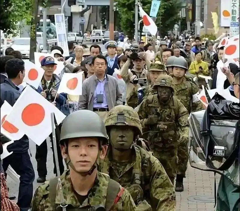 为什么日本近段时间越来越极端?

答案很残酷：因为它已经没多少腾挪的空间了，眼前