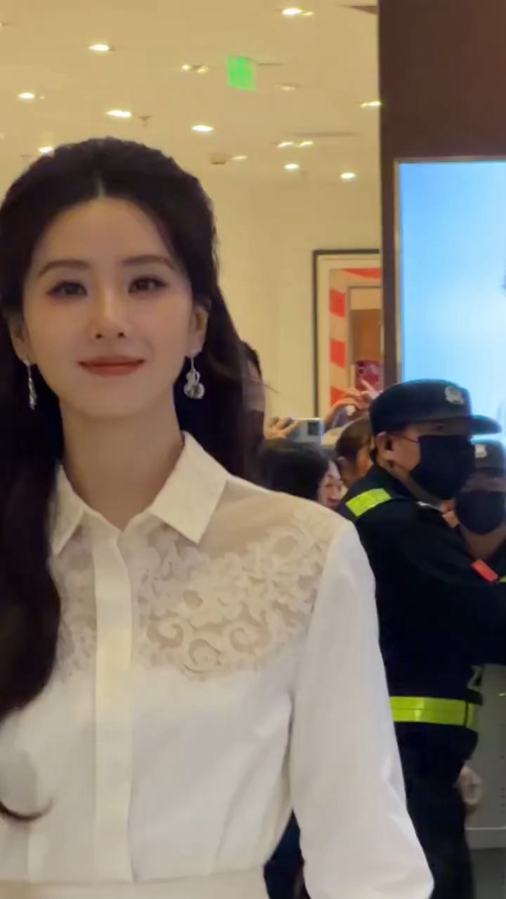 刘诗诗今日线下活动丨隔着屏幕闻到姐姐身上的香气了 刘诗诗镂空衬衫国风裙