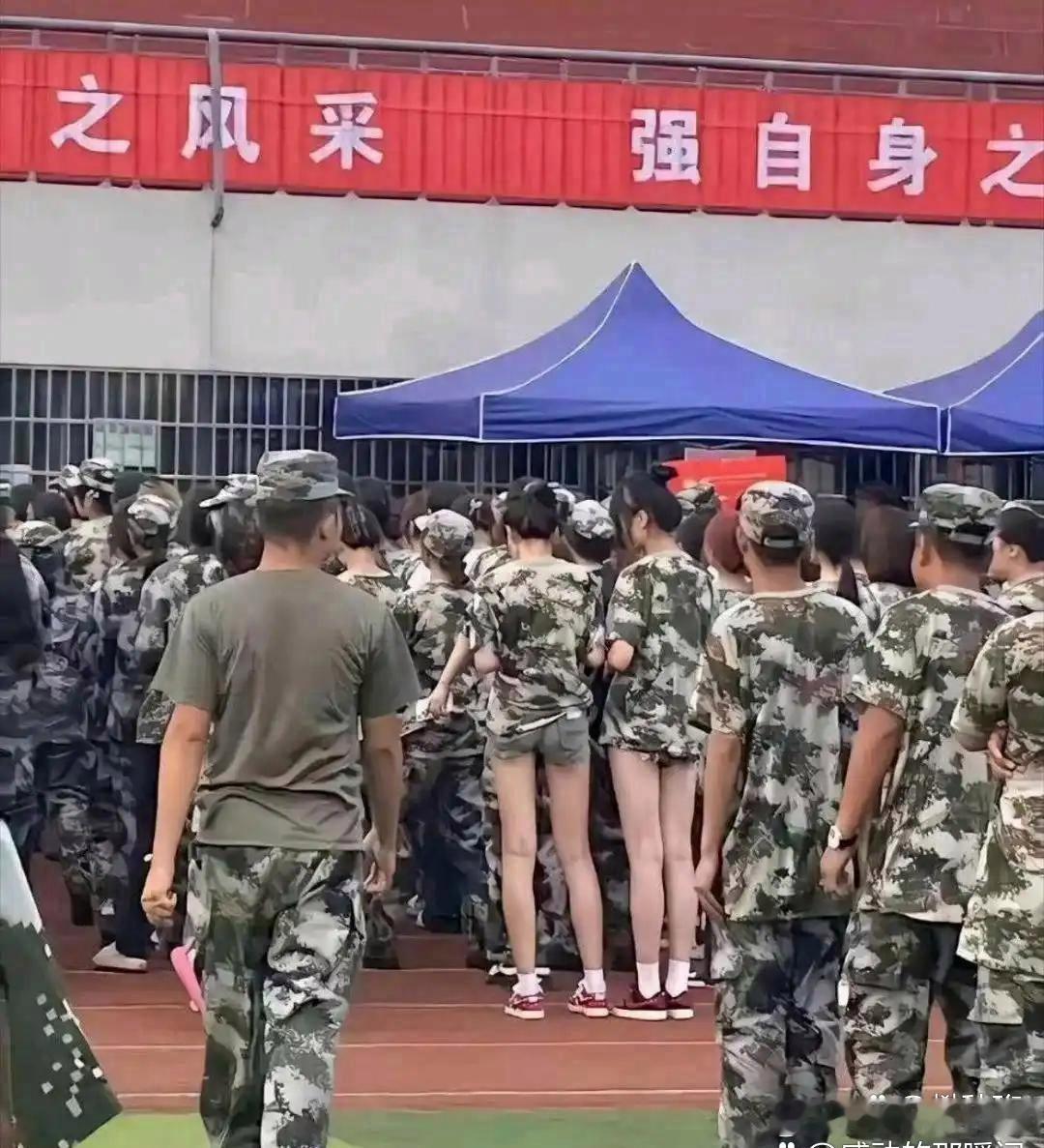 那些死‎‍活‎⁠‌不肯穿军训裤子的同学 ​​​