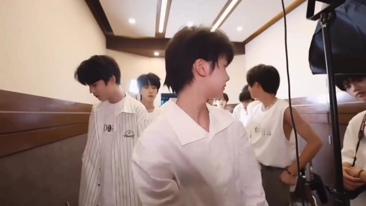 圆圆的脑壳，大大的耳朵