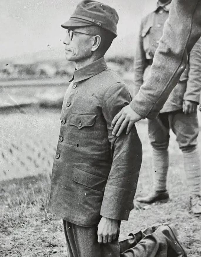 1947年，一个日军中将被执行枪决。然而，连中三枪他都没死。突然，监刑军官对开枪