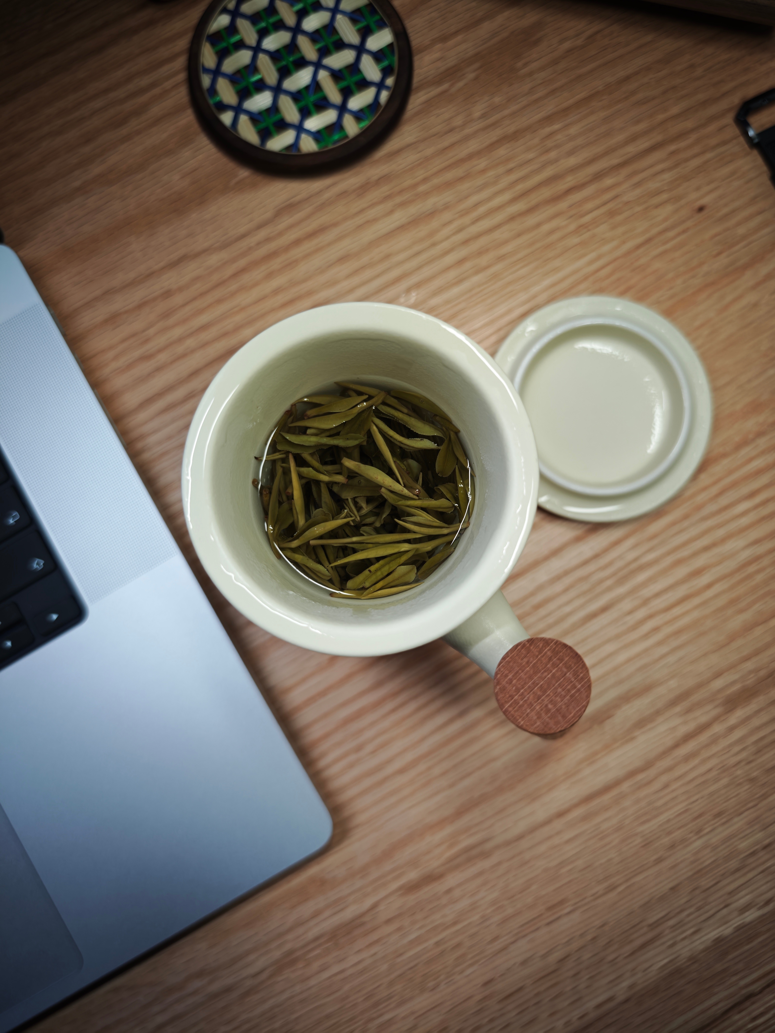 话说安吉白茶是真的好喝，控制好量，泡久了也不发苦 ​​​