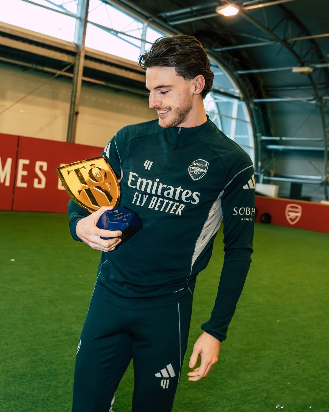 赖斯收到了自己的TOTY奖杯。FC26