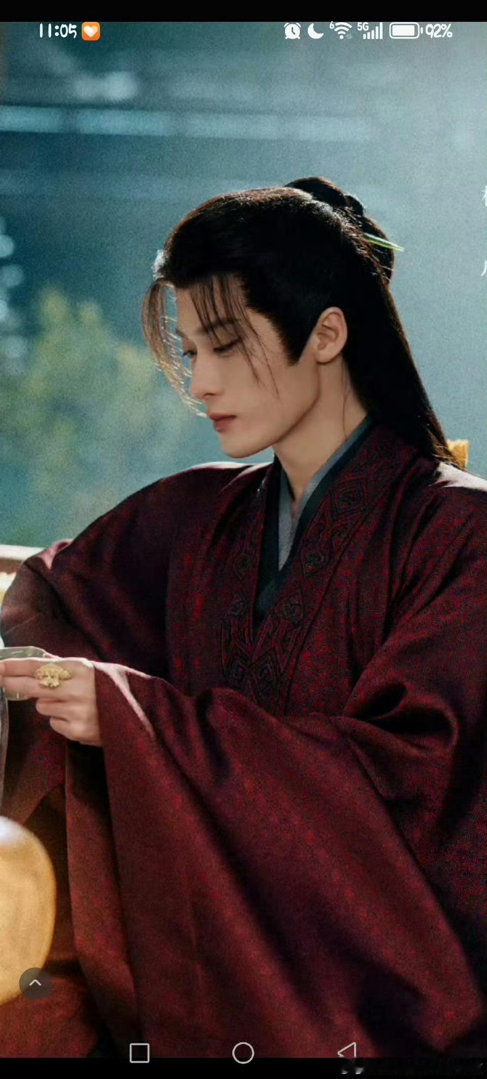 这张脸不演权谋就太可惜了。期待檀健次在《何不同舟渡》饰演谢却山，清冷孤傲、破碎深